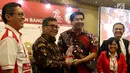 Ketua Umum Taruna Merah Putih Maruarar Sirait memberikan cendera mata kepada Sekertaris Jenderal Partai PDI Perjuangan Hasto Kristiyanto di acara Simposium Nasional di Jakarta, Senin (14/8). (Liputan6.com/Johan Tallo)