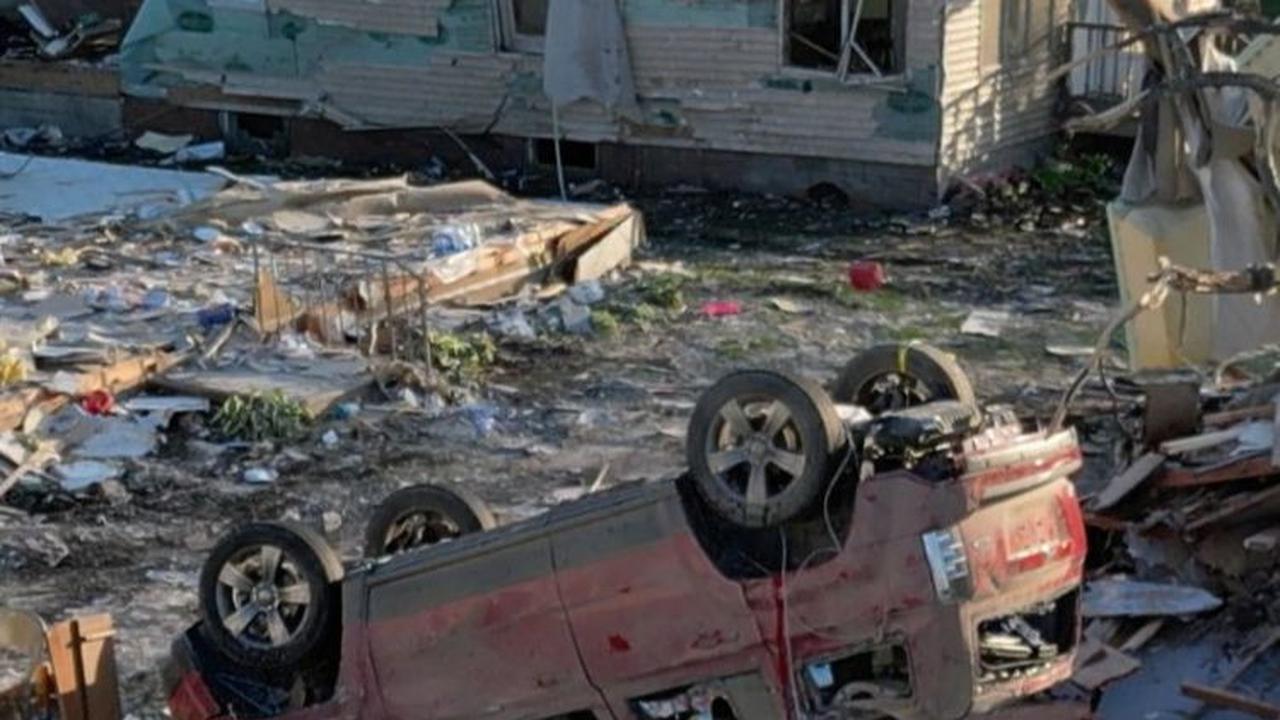 Hantaman tornado tersebut juga menyebabkan kehancuran total, dengan rumah-rumah hancur berkeping-keping, puing-puing berserakan di mana-mana, dan mobil-mobil bergelimpangan.&nbsp;Foto: REUTERS/Eric Cox