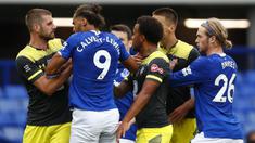 Penyerang Everton, Dominic Calvert-Lewin, bersitegang dengan bek Southampton, Jack Stephens, pada laga lanjutan Premier League pekan ke-34 di Goodison Park, Jumat (10/7/2020) dini hari WIB. Everton bermain imbang 1-1 atas Southampton. (Clive Brunskill/Pool via AP)