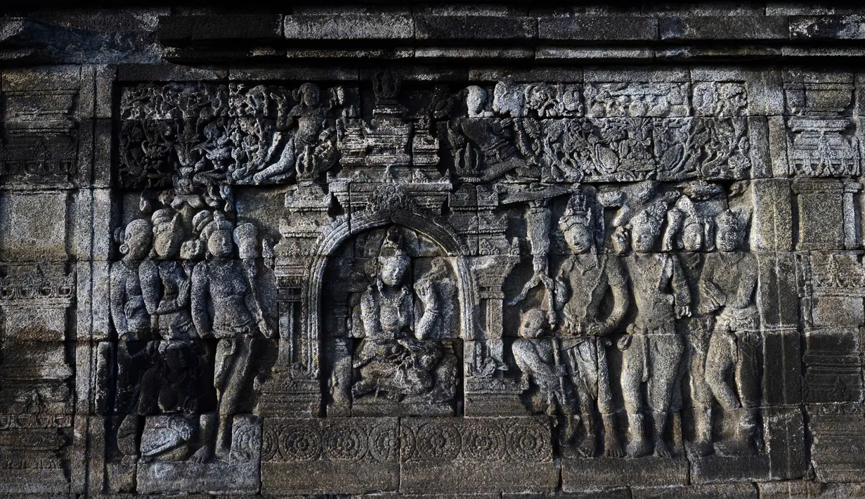 Relief yang menghiasi candi Borobudur di Magelang, Jawa Tengah, Indonesia 10 Mei 2016. Arsip tersebut juga harus memiliki dokumen pendukung yang autentik. Selain itu arsip tersebut harus memiliki nilai ingatan dunia. (AFP Photo/Goh Chai Hin)