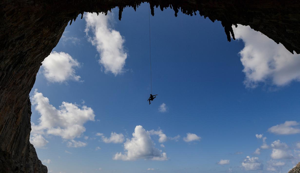 Seorang pendaki berpartisipasi dalam Festival Mendaki tahunan 2019 di pulau Kalymnos (4/10/2019). Festival ini telah menarik sekitar 400 pendaki olahraga dari seluruh dunia. (AFP Photo/Aris Messinis)