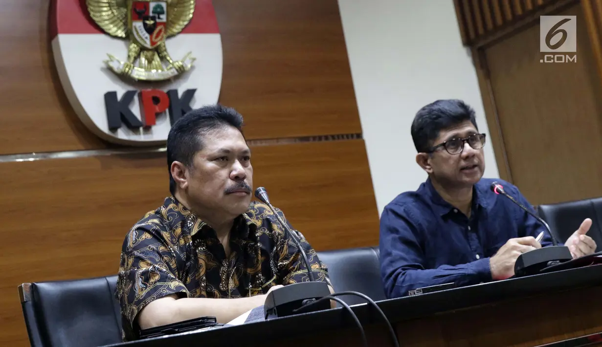 Jamintel, Jan S Maringka (kiri) bersama Wakil Ketua KPK, La Ode Muhammad Syarif memberi keterangan terkait OTT dua orang jaksa di Gedung KPK, Jakarta, Sabtu (26/6/2019). Dalam OTT, KPK menyita uang 20.874 dolar Singapura, 700 USD dan Rp 200 juta dari lima tersangka. (Liputan6.com/Helmi Fithriansyah)