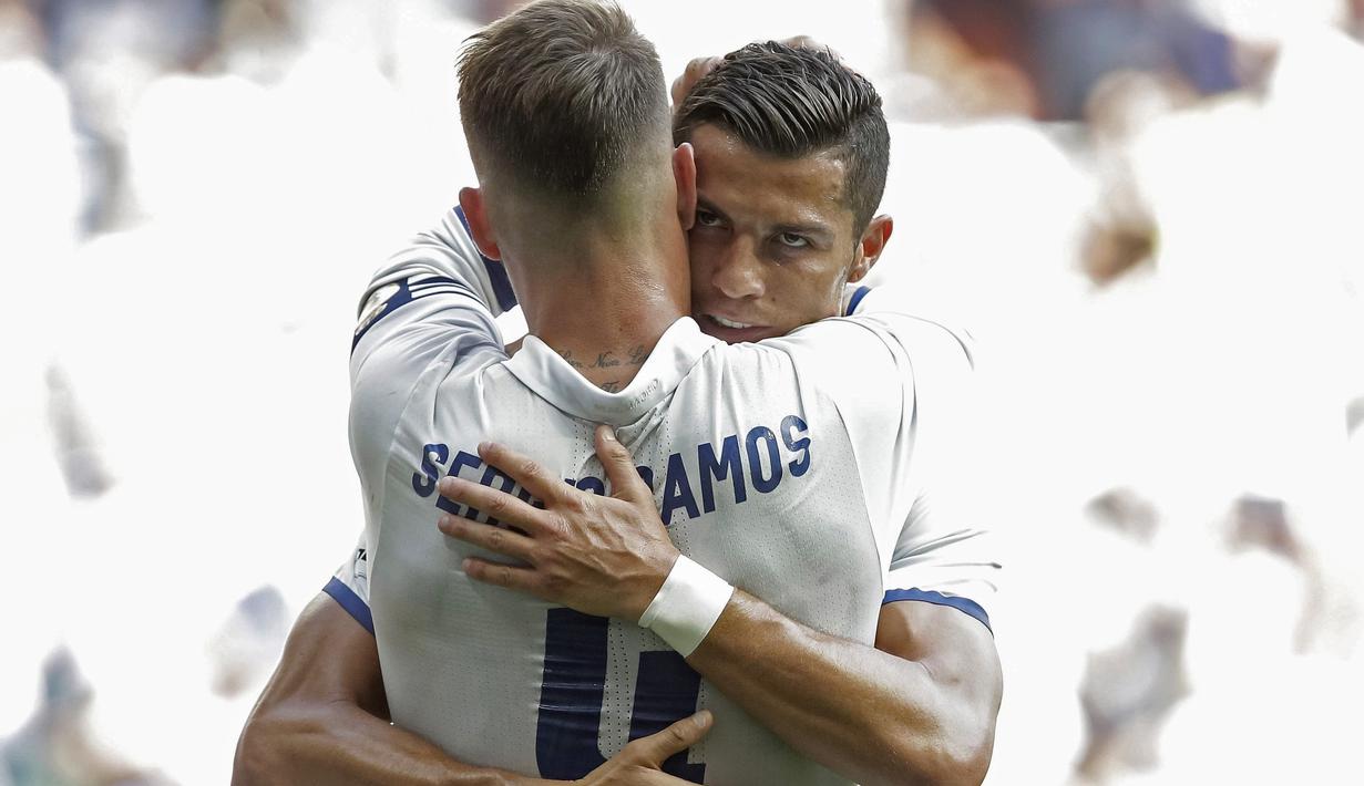 <p>Sergio Ramos merayakan golnya bersama Cristiano Ronaldo saat melawan Osasuna pada La Liga Spanyol pekan ketiga di Stadion Santiago Bernabeu, Madrid, Spanyol, (10/09/2016) malam WIB. (EPA/Emilio Naranjo)</p>