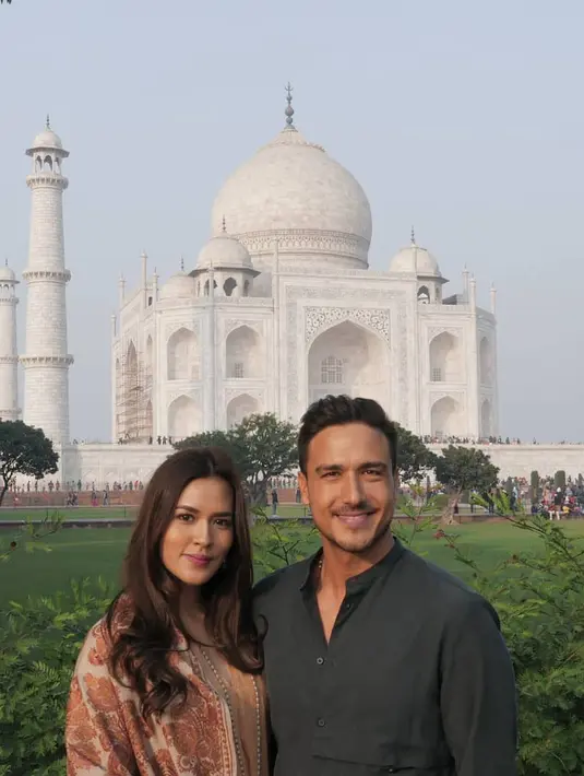 "Satu-satunya bangunan/monumen yang diketahui tidak dibangun atas nama agama, kekuasaan atau politik. Tapi dibangun atas nama cinta. Taj Mahal benar-benar luar biasa dan indah," tulis Raisa. (Instagram/hamishdw)