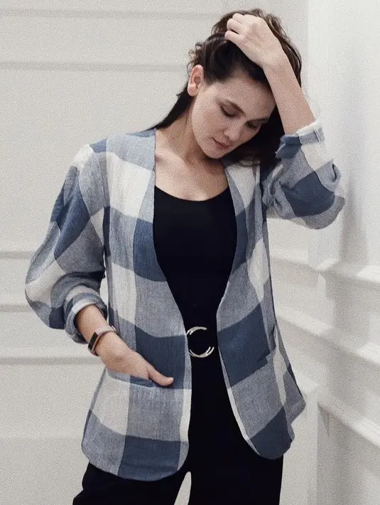 "Susahlah Billy. Banyaklah, gue kan banyak masalahnya. Susah untuk menerima gue. Masalahnya juga bukan di gue dan laki gue (Reino)," ucap Luna Maya. (Instagram/lunamaya)