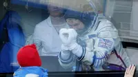Seorang astronot bernama Tim Peake menjadi perbincangan banyak orang. Setelah fotonya menghiasi sejumlah kanal media online di Inggris.
