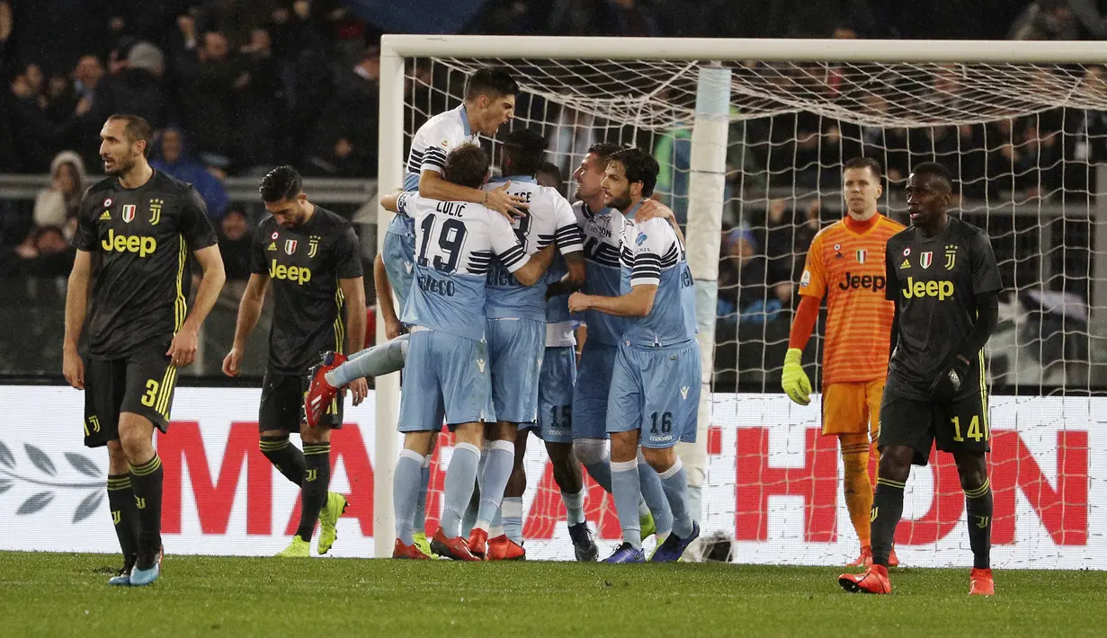 Para pemain Lazio merayakan gol ke gawang Juventus pada laga Serie A di Stadion Olympic, Minggu (27/1). Juventus menang 2-1 atas Lazio. (AP/Gregorio Borgia)