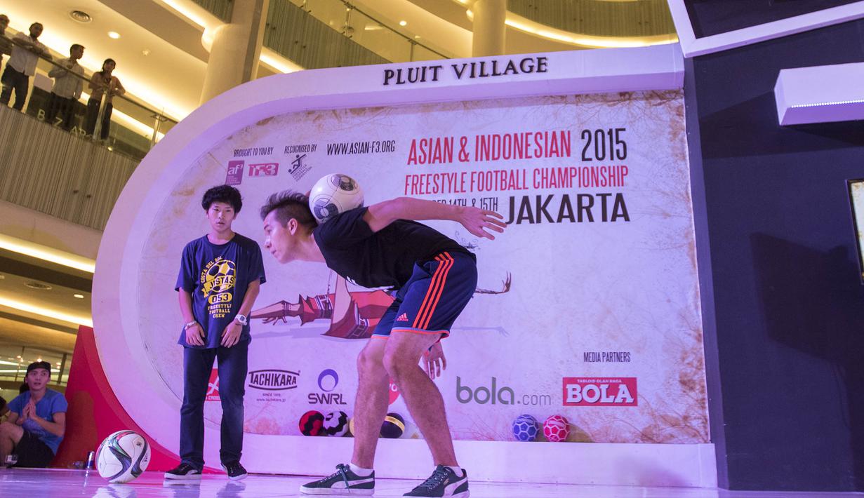 Freestyler Filipina, PWG, yang merupakan juara bertahan hanya mampu berada di peringkat kedua pada Asian Freestyle Football Championship 2015 di Pluit Mall, Jakarta, Minggu (15/11/2015). (Bola.com/Vitalis Yogi Trisna)