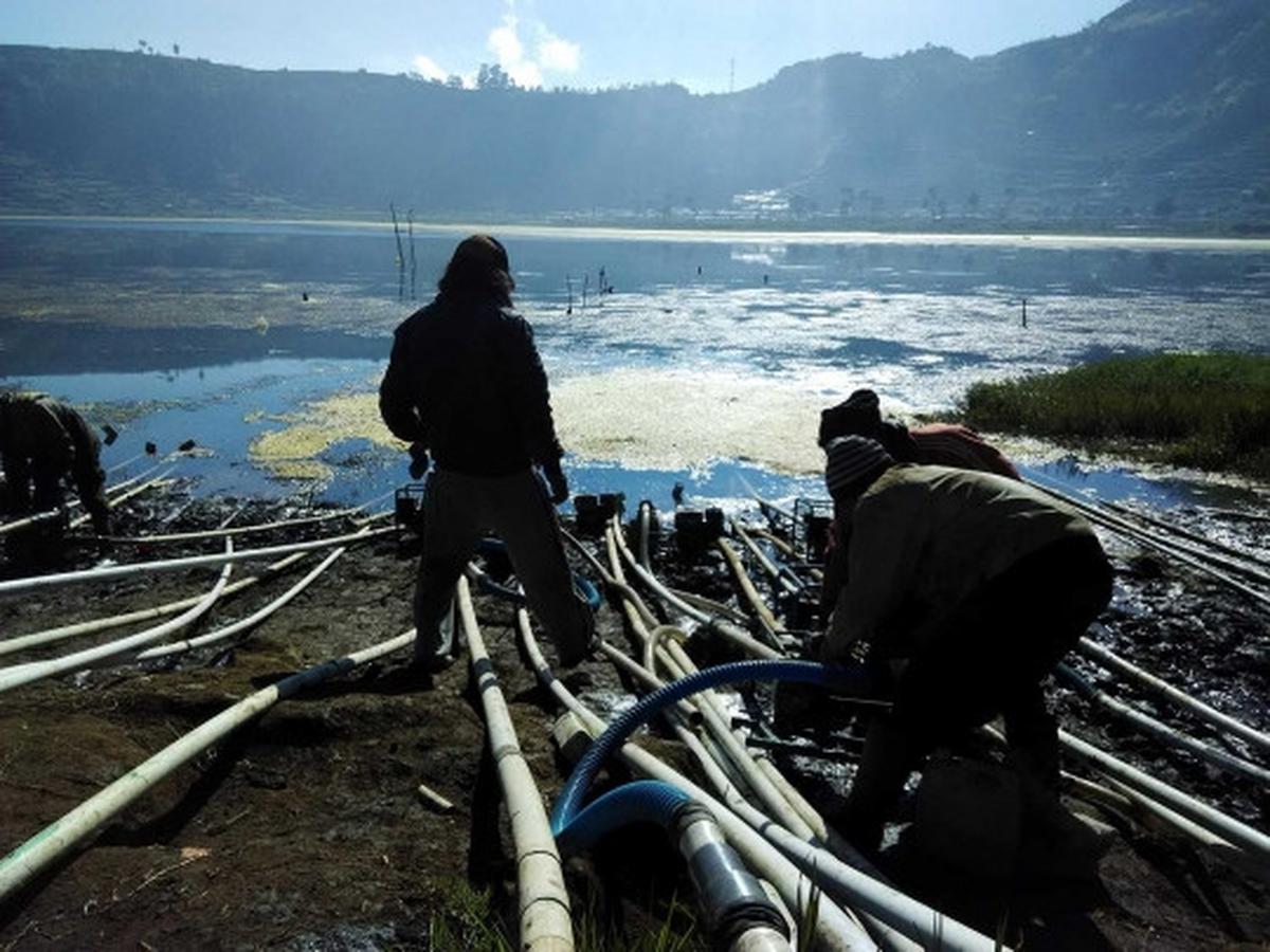 Kekeringan, petani kentang Dieng sedot air Telaga Merdada