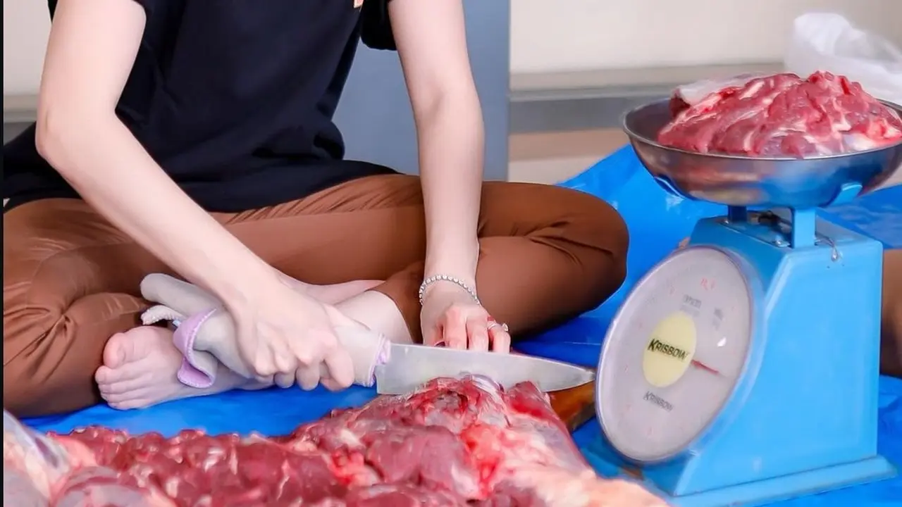 Ayu Ting Ting Potong Daging Kurban
