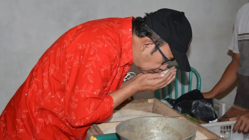 Bupati Banyumas Achmad Husein menemukan beras BPNT berbau dan tak enak saat dimasak. (Foto: Liputan6.com/Humas Pemkab Banyumas)