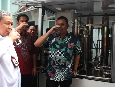 Deputi Usaha Bidang Energi, Logistik, Kawasan dan Pariwisata Kementerian BUMN Edwin Hidayat Abdullah dan Dirut Perum Jasa Tirta II Jatiluhur Djoko Saputro (kiri) meminum air olahan Portable Water Treatment, Jakarta, Jumat (9/11). (Merdeka.com/Imam Buhori)