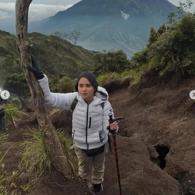 Tissa Biani Sukses Mendaki Gunung Merbabu, Destinasi Wisata Alam yang Punya 5 halur Pendakian Resmi.  (dok.Instagram @tissabiani/https://www.instagram.com/p/DKMRUFVTvnB/Henry)
