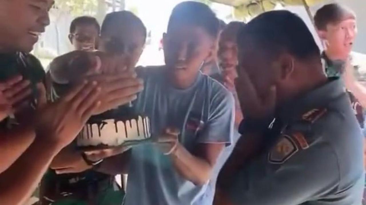 Momen ini tampaknya sukses dan membuat komandannya tampak kaget. Ia bahkan sempat kesal karena sudah di prank oleh anggotanya. Meski begitu, ia juga tampak tersenyum bahagia dan lega karena anggotanya tak benar-benar berkelahi.