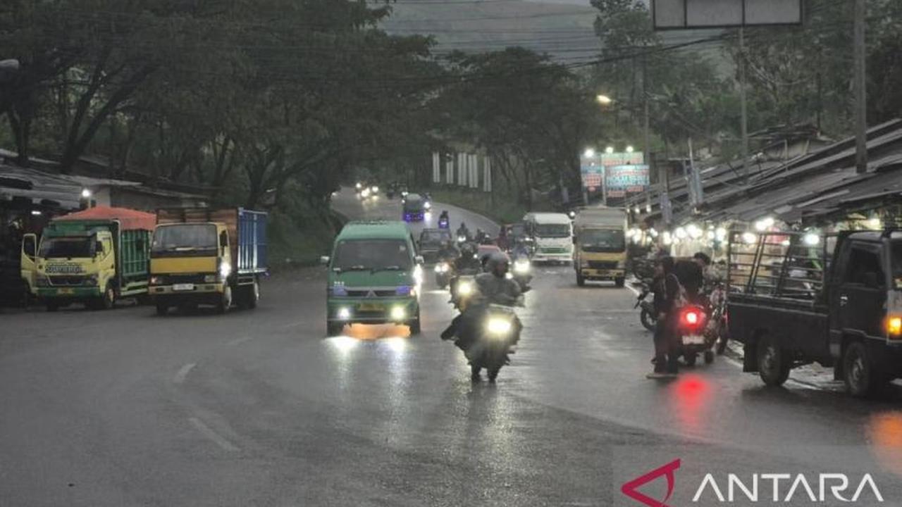 Waspada Wisata Bandung Musim Hujan: Disparekraf Imbau Wisatawan Hati-hati
