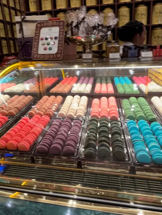 <p>Tak hanya itu, kita juga dapat mencicipi aneka macam macaroons yang lezat dan mencuri perhatian. Tersedia juga dalam kemasan apik, yang cocok untuk menjadi hampers dalam segala acara untuk kerabat terkasih. [Foto: Fimela.com]</p>