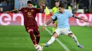 Kedua tim saling serang dan menciptakan banyak peluang. Hingga babak pertama usai, Lazio dan AS Roma bermain imbang tanpa gol. (Tiziana FABI/AFP)