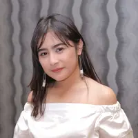 “Tapi dia serius, jadi aku terus pelajarin aku merasa tertantang bisa dikasih kepercayaan main film ini,” ucap Prilly Latuconsina saat jumpa pers di Rapi Films, Cikini, Menteng, Jakarta Pusat, Rabu (7/9/2016). (Andy Masela/Bintang.com)
