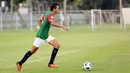 Peserta seleksi Timnas Indonesia U-17 sekaligus putra selebritas Darius Sinathrya, Lionel Nathan Sinathrya saat mengikuti seleksi Timnas Indonesia U-17 untuk Piala Dunia U-17 di Lapangan A, Senayan, Jakarta, Rabu (16/08/2023). (Bola.com/Abdul Aziz)