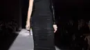 Model Kendall Jenner berpose membawakan busana karya Tom Ford Spring/Summer 2018 selama New York Fashion Week di Park Avenue Armory, New York City (6/9). Kendall tampil cantik dengan gaun berwarna hitam. (AFP Photo/Angela Weiss)