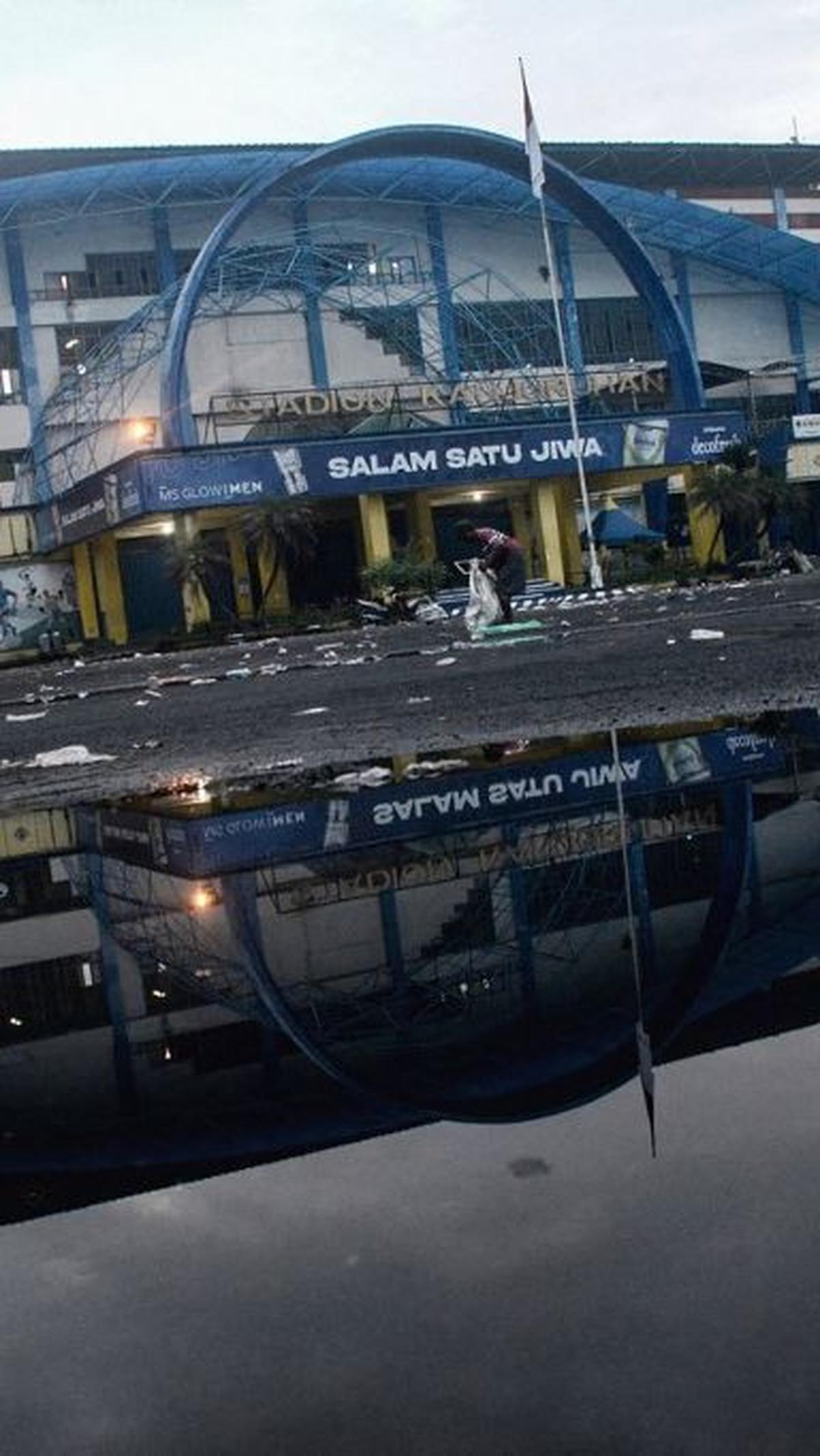 Kekalahan Persebaya di Kanjuruhan sejak 23 tahun terakhir itu telah memicu Aremania turun ke lapangan hingga disambut oleh pasukan keamanan.