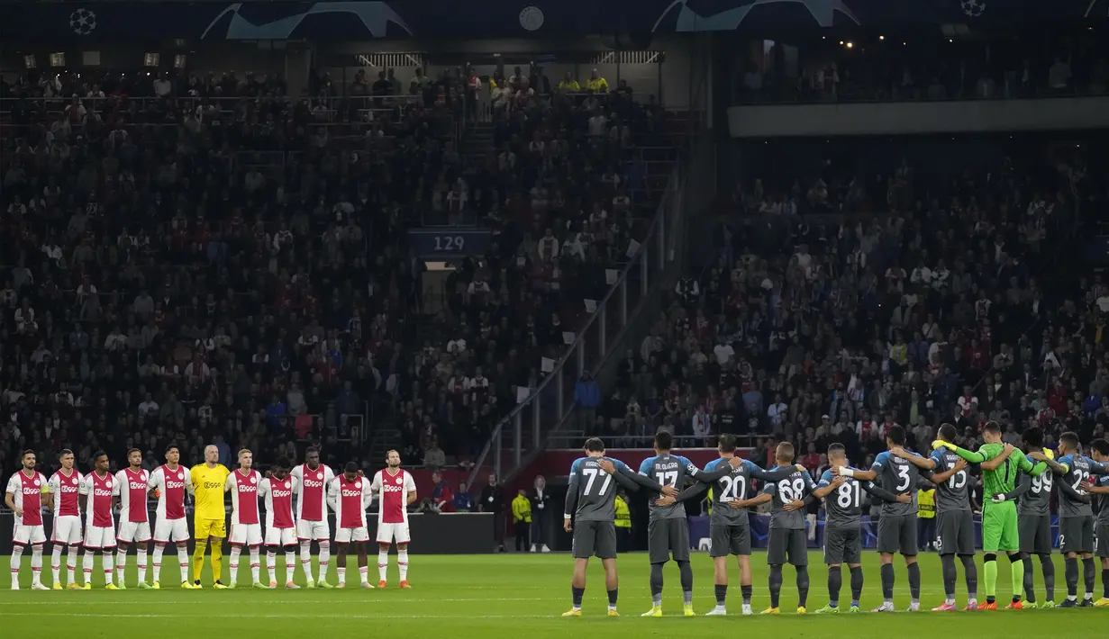 Pemain Ajax Amsterdam dan Napoli turut memberikan penghormatan terakhir bagi tewasnya 125 suporter Arema FC sebelum pertandingan Liga Champions dimulai. (AP Photo/Peter Dejong)