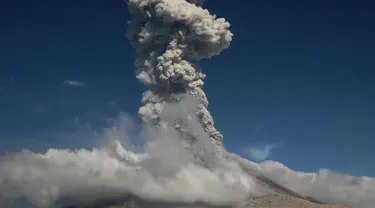 Aktivitas Gunung Sinabung yang kembali memuntahkan asap dan abu vukanik ke udara di Karo, Sumatera Utara, (18/1). Gunung api berstatus Awas level 4 itu kembali erupsi dengan semburan abu vulkanik setinggi 3.500 meter. (AFP Photo/YT Haryono)