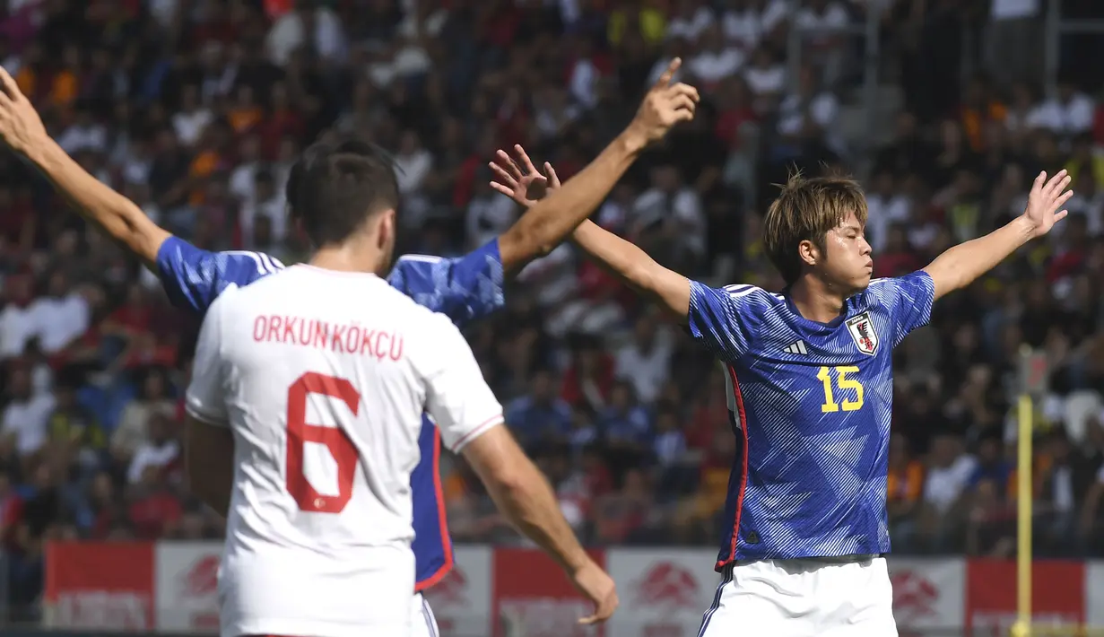 Selebrasi gelandang Timnas Jepang, Atsuki Ito setelah mencetak gol pertama timnya ke gawang Timnas Turki pada laga persahabatan FIFA Matchday di Luminus Arena, Genk, Belgia, Selasa (12/9/2023) malam WIB. (AP Photo/Frederic Sierakowski)