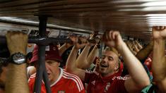 Para suporter Wales membuat keramaian di dalam subway metro di Lyon, Prancis, Rabu (6/7/2016). Saat menaiki transportasi itu mereka bernyanyi dan memukul2 atap subway. (Bola.com/Vitalis Yogi Trisna)