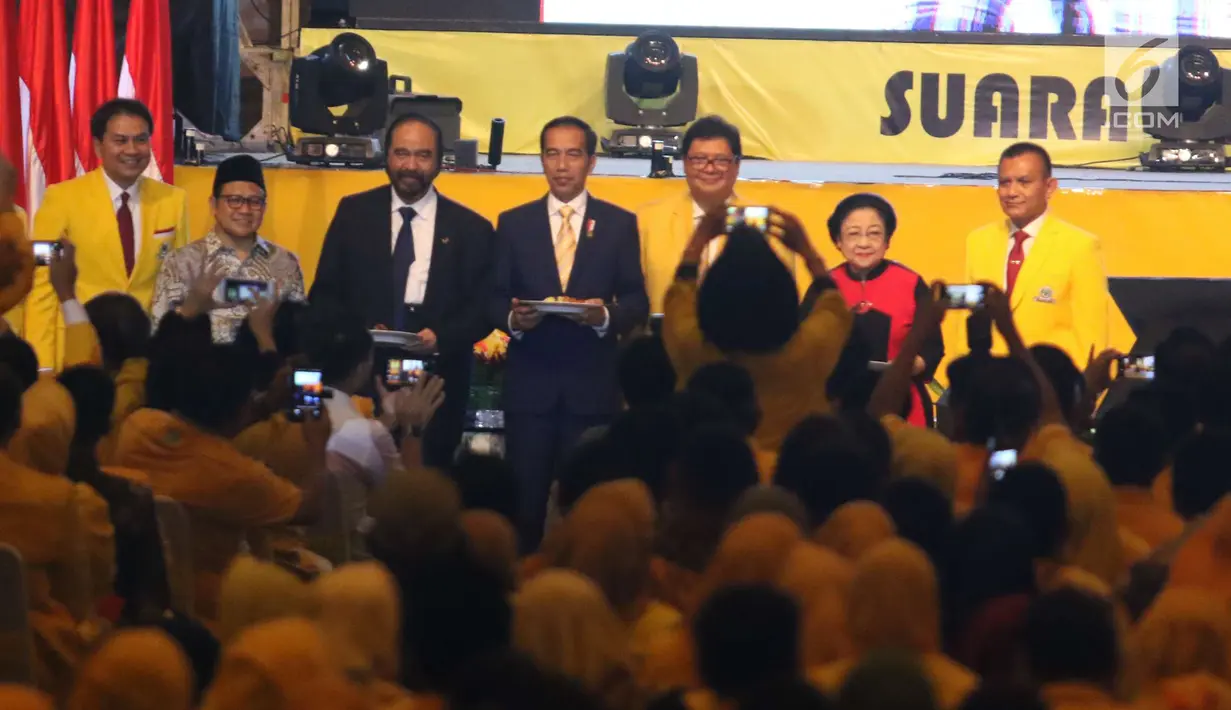 Presiden Jokowi, Ketum PDIP Megawati Soekarnoputri, Ketum Partai Nasdem Surya Paloh, Ketum Golkar, Airlangga Hartarto dan Ketum PKB, Muhaimin Iskandar berfoto bersama saat HUT ke-54 Partai Golkar di Jakarta, Minggu (21/10). (Liputan6.com/Angga Yuniar)
