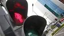 Lampu lalu lintas khusus pejalan kaki yang menampilkan simbol wanita di Vilnius, Lituania, Jumat (2/11). Hal itu untuk merayakan ulang tahun ke-100 wanita memperoleh pengakuan internasional dalam pemungutan suara di negara baltik. (Petras Malukas/AFP)