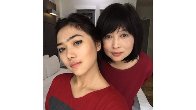 Keduanya pun kompak mengenakan baju dengan warna senada.