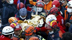 Tim penyelamatan membawa Elif Perincek, 3, setelah diselamatkan dari puing-puing bangunan di Izmir, Turki, Senin (2/11/2020). Elif Perincek yang berada di bawah reruntuhan selama 65 jam berhasil diselamatkan setelah gempa dahsyat mengguncang Laut Aegea. (Istanbul Fire Authority via AP)