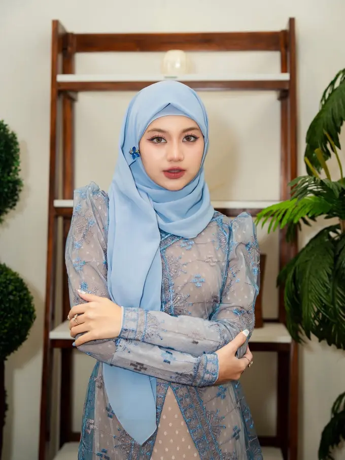 Gaya Manggung Ghea Indrawari Bikin Pangling, Tampil Anggun Dibalut Hijab dan Dress Biru