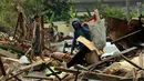 Pemulung mencari sisa barang diantara reruntuhan bangunan kios pedagang Terminal Depok, Jawa Barat yang dibongkar, (8/10/2014). (Liputan6.com/Helmi Fithriansyah)