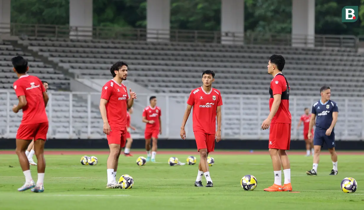 Sejumlah pemain Timnas Indonesia melakoni latihan resmi menjelang laga FIFA Series 2026 melawan St Kitts and Nevis di Stadion Madya, Senayan, Jakarta, Kamis (26/03/2026). (Bola.com/M Iqbal Ichsan)