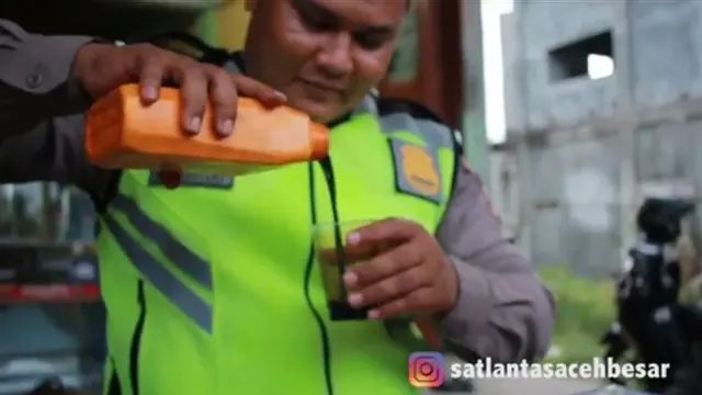Polisi Minum Oli