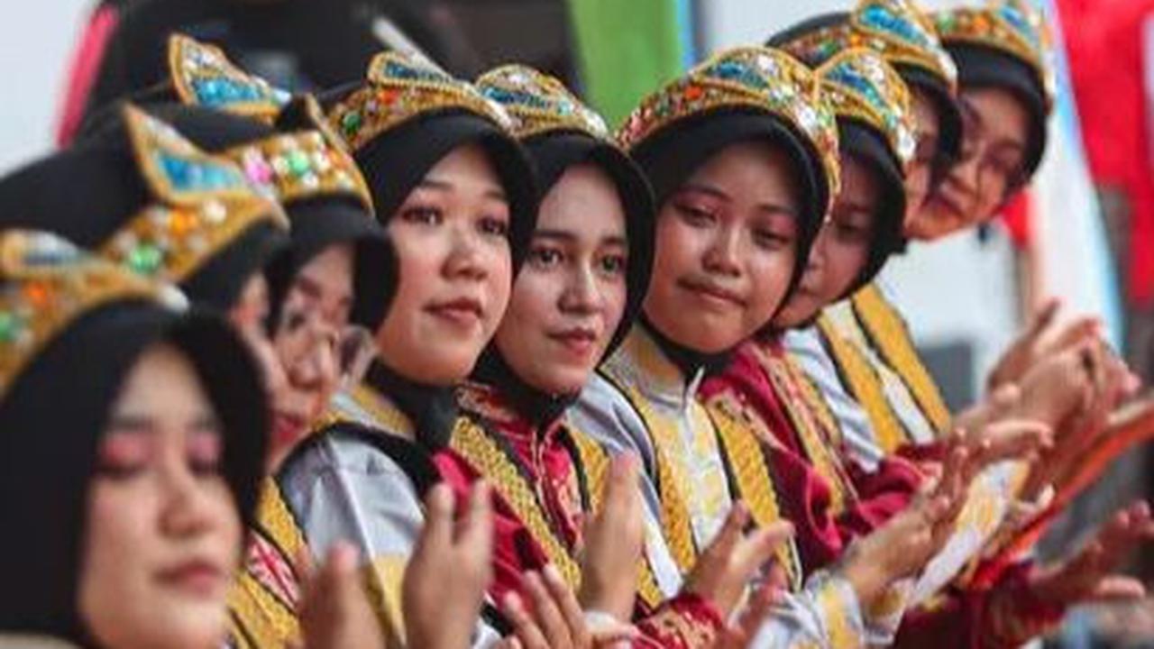 Pelajar SMKN 38 menampilkan kesenian Nusantara saat memperingati Hari Pendidikan Nasional (Hardiknas) 2024 di Sekolah Menengah Kejuruan Negeri (SMKN) 38, Jakarta, Kamis (2/5/2024). Kegiatan ini sekaligus sebagai upaya&nbsp;dalam penguatan profil pelajar P