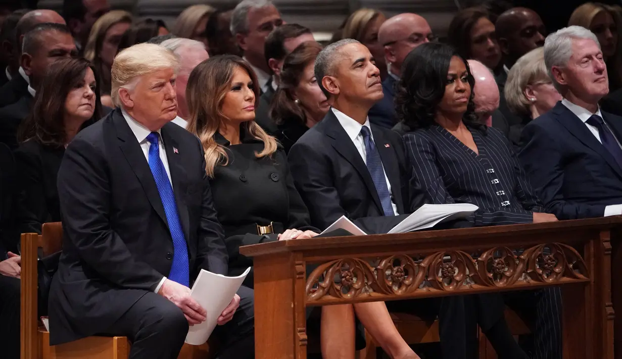 Presiden AS Donald Trump dan Melania Trump, mantan presiden Barack Obama dan Michelle Obama serta mantan presiden Bill Clinton dalam prosesi pemakaman kenegaraan George HW Bush di Katedral Nasional Washington, Rabu (5/12). (MANDEL NGAN/AFP)