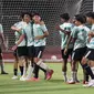 Skuad Timnas Indonesia U-16 menjalani latihan terakhir di Stadion UNS, Solo, Jawa Tengah, Minggu (30/6/2024) jelang menghadapi Australia pada laga semifinal Piala AFF U-16 2024 pada 1 Juli 2024 di Stadion Manahan, Solo. Official Training Timnas Indonesia U-16 tersebut berlangsung santai dengan dipimpin langsung sang arsitek, Nova Arianto. (Bola.com/Abdul Aziz)