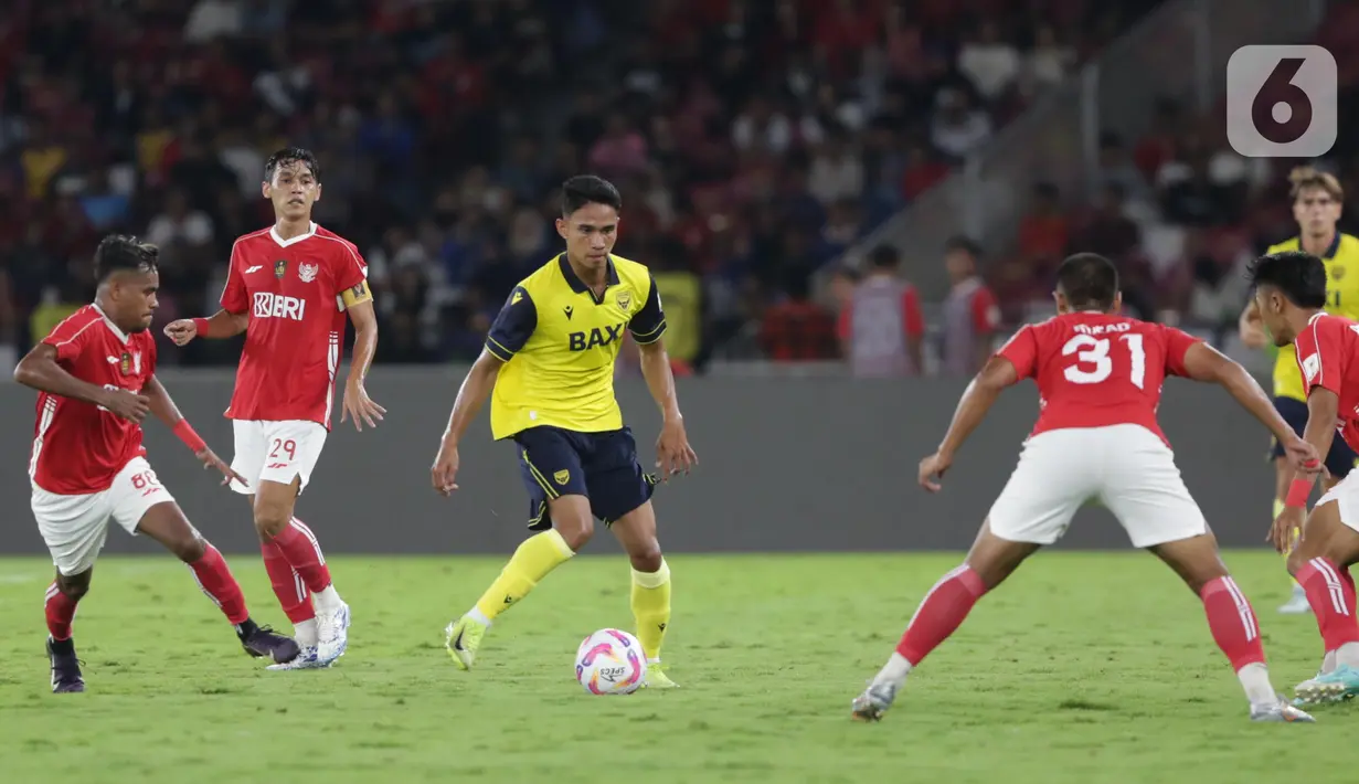 Di babak kedua, Oxford United kembali tampil agresif. (Liputan6.com/Helmi Fithriansyah)