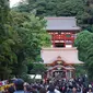 Pengunjung memadati jalan masuk Tsurugaoka Hachiman-gū di Kamakura, Jepang. (Creative Commons)