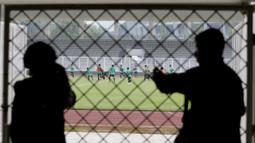 Juru kamera berusaha mengambil foto Timnas Indonesia saat latihan di Stadion Madya Senayan, Jakarta, Rabu (21/11). Latihan ini persiapan jelang laga Piala AFF 2018 melawan Filipina. (Bola.com/M. Iqbal Ichsan)