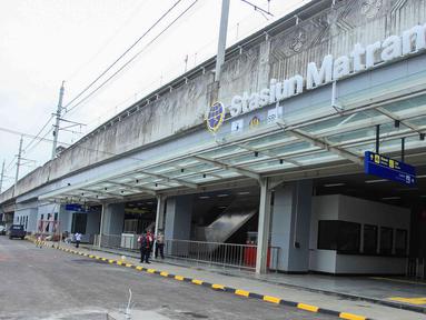 Sejumlah petugas terlihat di depan area Stasiun Matraman, Jakarta, Senin (13/6/2022). PT KAI Commuter akan kembali mengoperasikan Stasiun Matraman yang berada di antara lintas Stasiun Manggarai dan Stasiun Jatinegara. (Liputan6.com/Herman Zakharia)