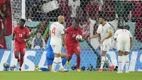 Pemain Kanada,&nbsp;Cyle Larin mengambil bola setelah pemain Maroko, Nayef Aguerd mencetak gol bunuh diri ke gawang timnya saat matchday ketiga Grup F Piala Dunia 2022 yang berlangsung di Al Thumama Stadium, Doha, Kamis (01/12/2022). (AP/Pavel Golovkin)