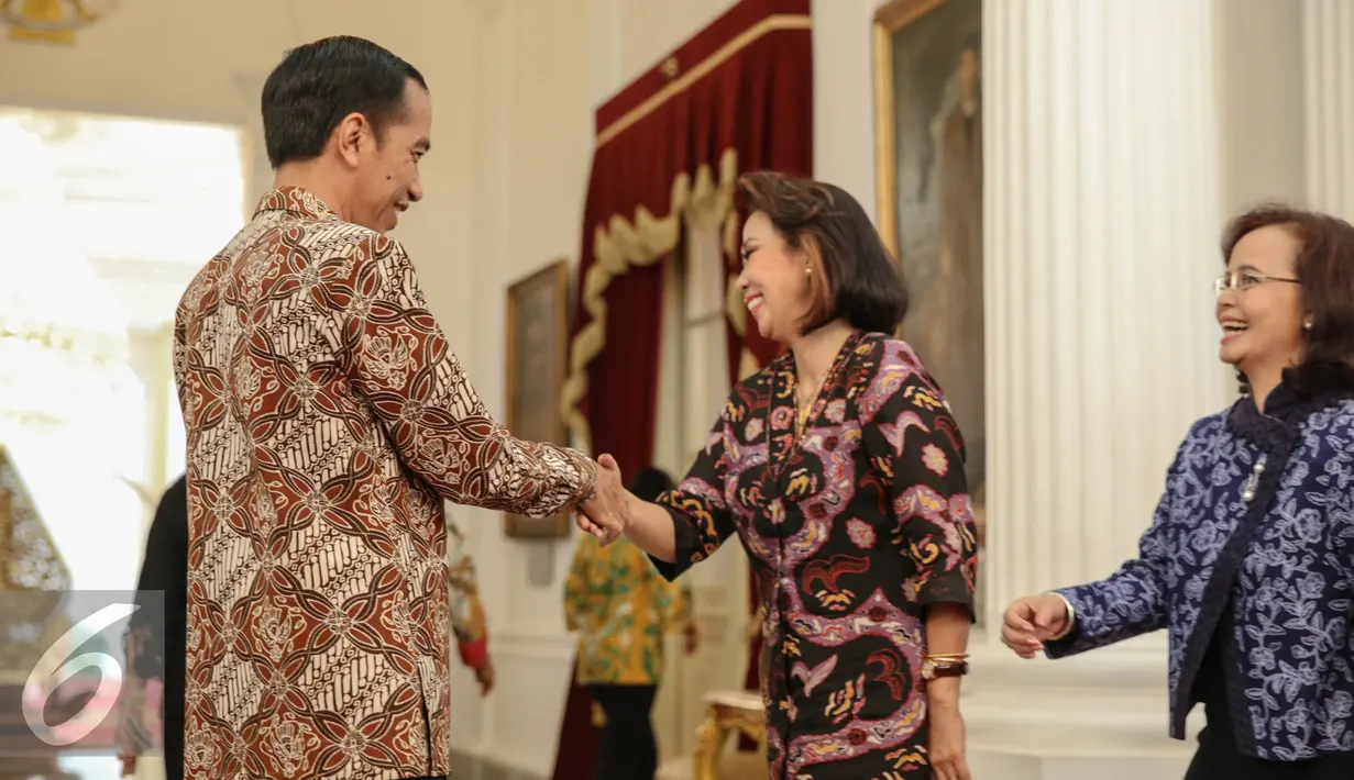 Presiden Joko Widodo terima Sembilan Srikandi Tim Pansel Capim KPK di Istana Merdeka, Jakarta, Selasa (1/9/2015). Kedatangan tim Pansel KPK untuk menyerahkan delapan nama hasil seleksi capim KPK kepada Presiden Joko Widodo. (Liputan6.com/Faizal Fanani)