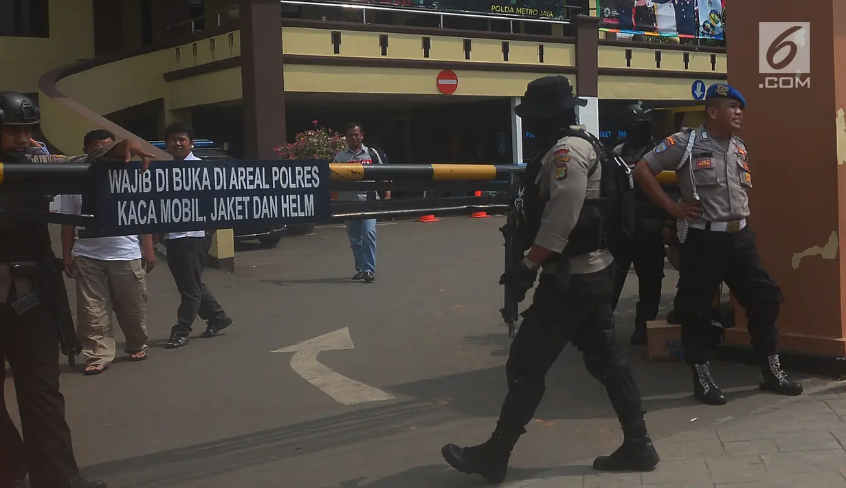 Sejumlah polisi berjaga di depan pintu masuk Polres Jakarta Timur, Rabu (16/5). Pengamanan markas tersebut di perketat menyusul adanya penyerangan Mapolda Riau pada Rabu pagi. (Merdeka.com/Imam Buhori)