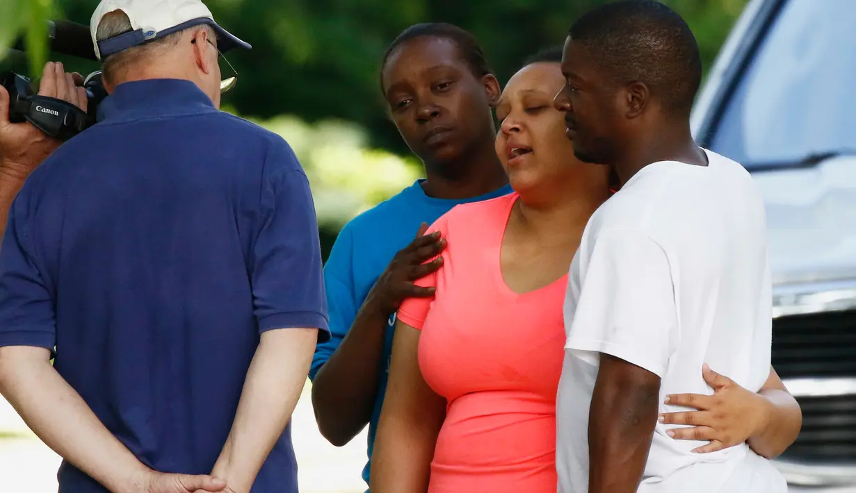 Salah satu keluarga korban yang ditembak Willie Corey Godbolt di Mississippi, AS, Minggu (28/5). Bermula dari pertengkaran dengan istrinya, Willie mendadak brutal dan menembaki delapan orang hingga tewas. (AP Photo)