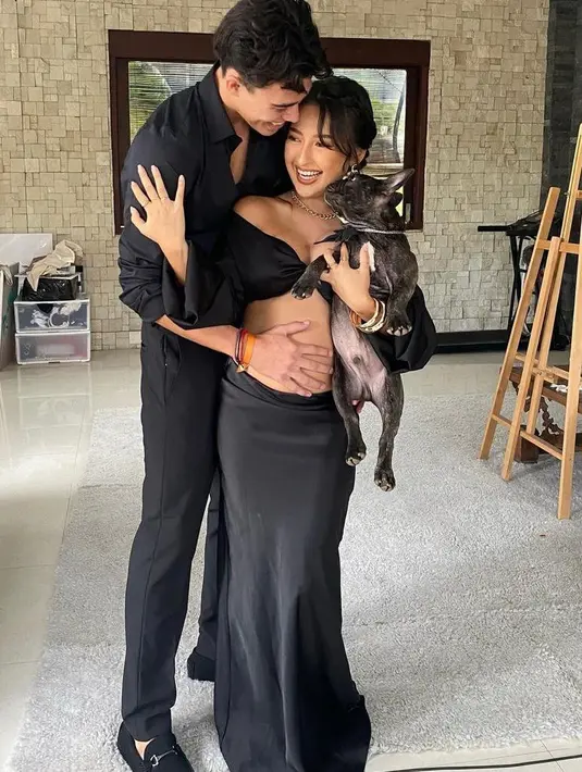 <p>Baru-baru ini, Jennifer Coppen dan Dali Wassink menggelar acara gender reveal untuk calon anak pertama mereka. [Foto: IG/jennifercoppenreal20].</p>