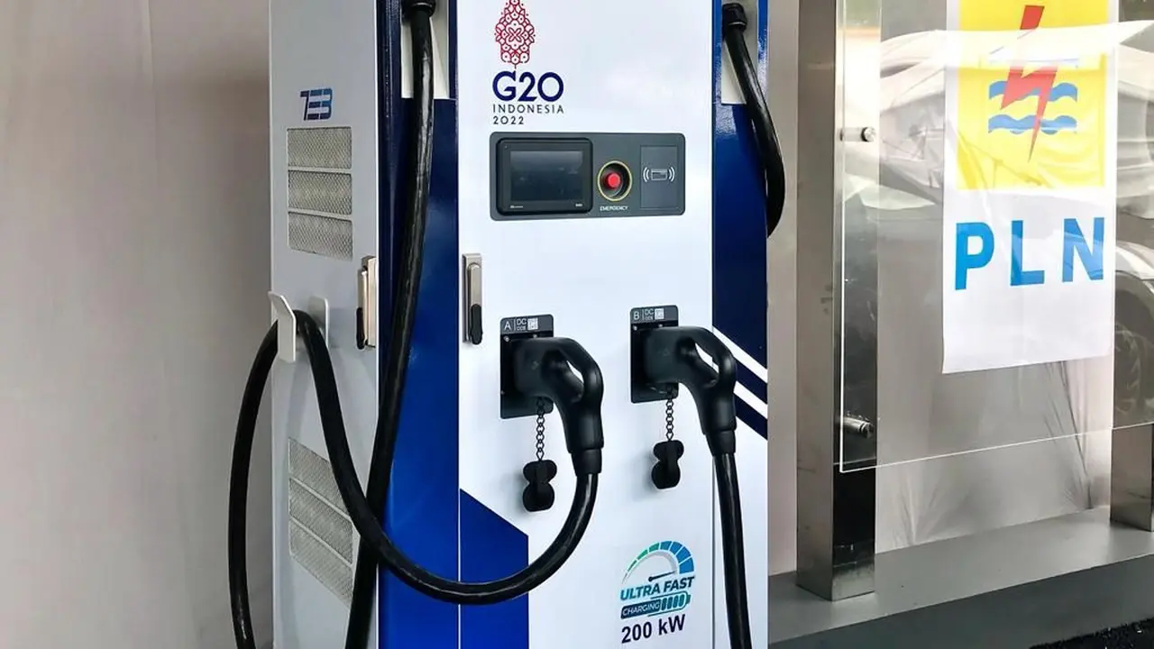 SPKLU ultra fast charging mampu mengisi penuh 2 mobil listrik dengan kapasitas di atas 80 kilo Watt (kW) secara bersamaan hanya dalam waktu singkat. (Dok PLN)